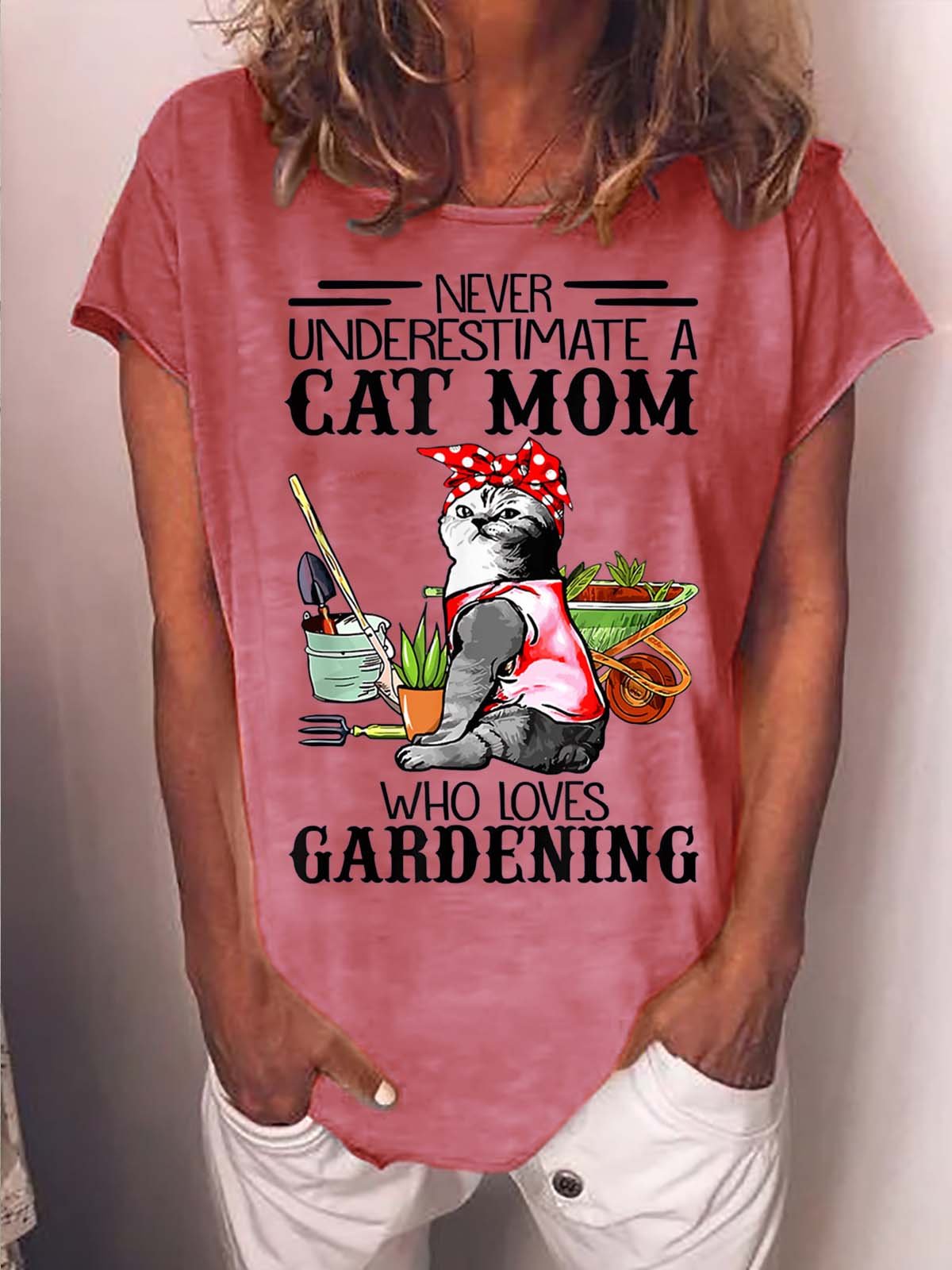 Women Never Underestimate A Cat Mom Who Loves Gardening Crew Neck Casual Cotton-Blend T-Shirt