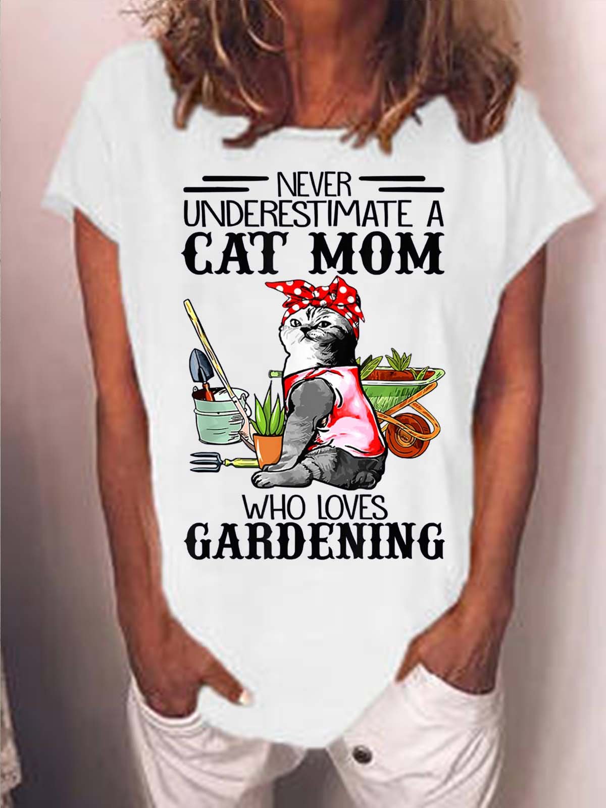 Women Never Underestimate A Cat Mom Who Loves Gardening Crew Neck Casual Cotton-Blend T-Shirt