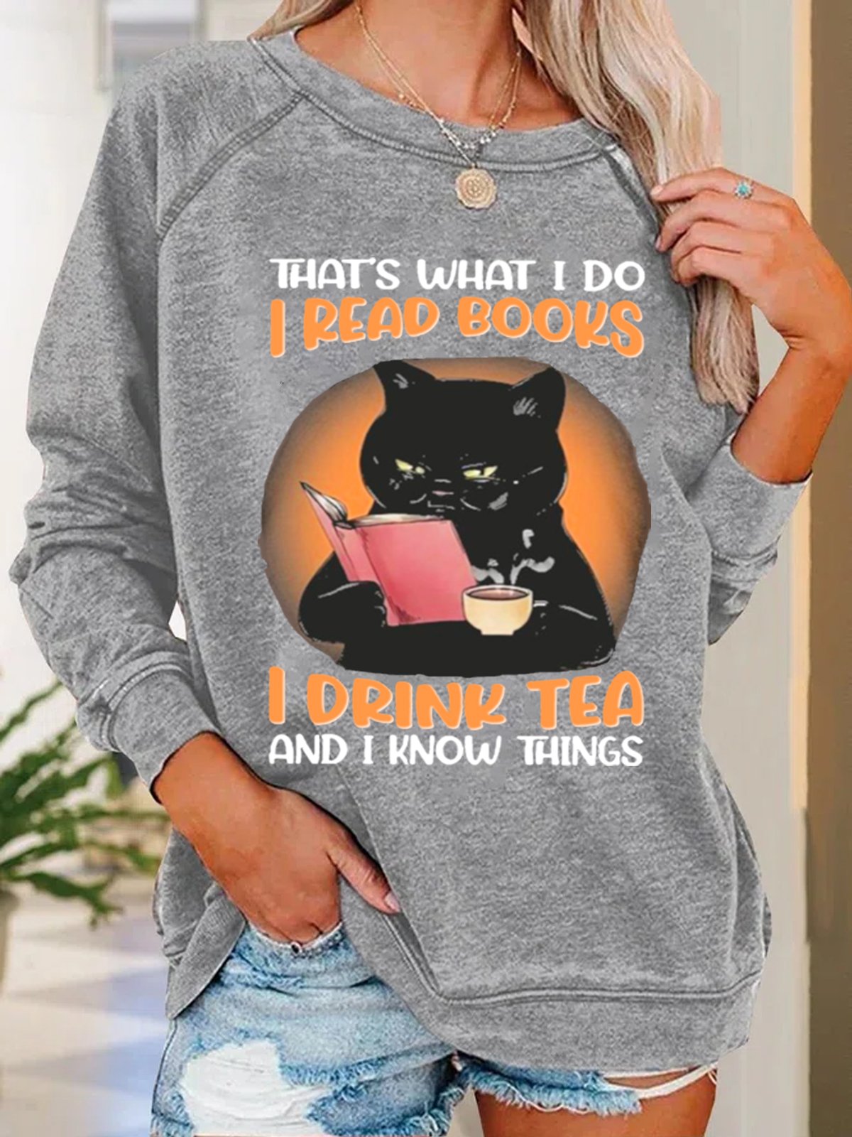 Women Black cat that’s what I do I read books I drink tea and I know things Loose Sweatshirt