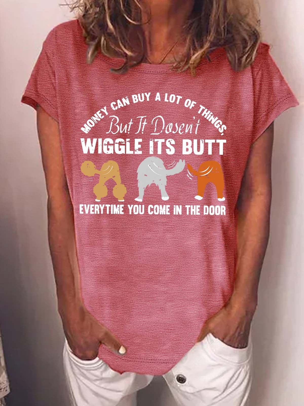 Women’s Money Can Buy A Lot Of Things But It Dosen’t Wiggle Its Butt Everytime You Come In The Door Text Letters Crew Neck Casual Cotton T-Shirt