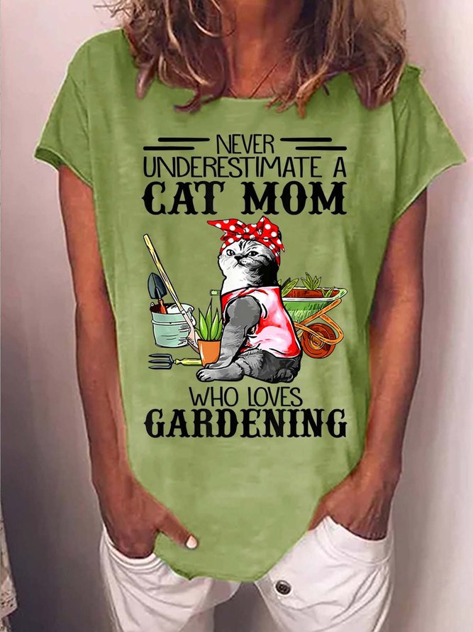 Women Never Underestimate A Cat Mom Who Loves Gardening Crew Neck Casual Cotton-Blend T-Shirt