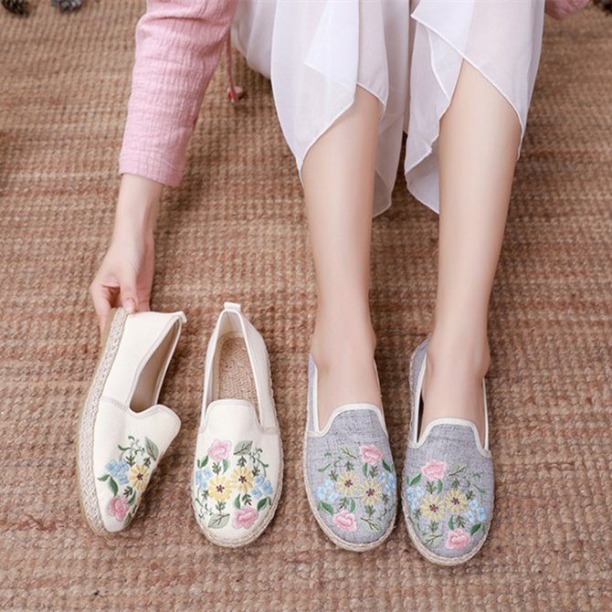 Woman's Embroidery Flowers Canvas Flat Shoes