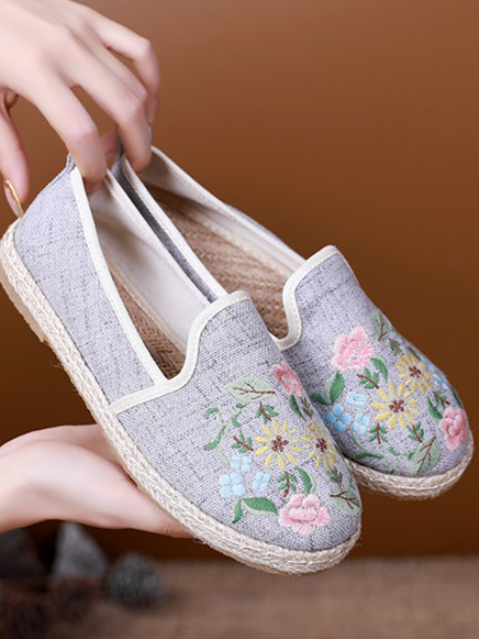 Woman's Embroidery Flowers Canvas Flat Shoes